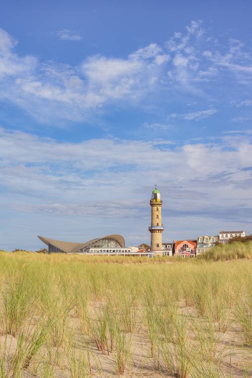 Teepott und Leuchtturm Warnemünde von Michael Valjak