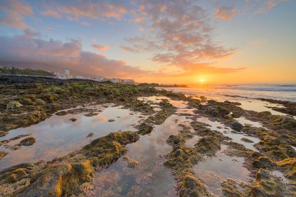Teneriffa Sonnenuntergang am Playa Jardin in Puerto de la Cruz von Michael Valjak