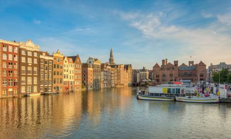 Amsterdam Damrak in der Abendsonne