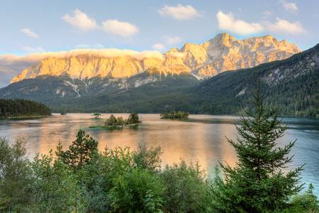 Blick über den Eibsee zur Zugspitze