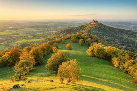 Blick vom Zeller Horn zur Burg Hohenzollern im Herbst