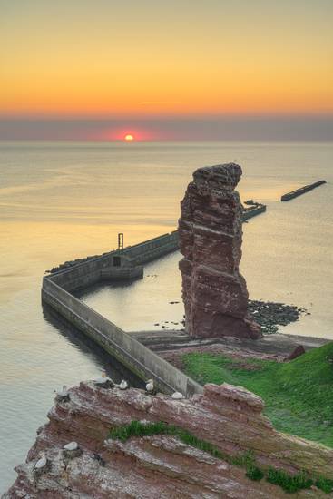 Blick zur Langen Anna auf Helgoland bei Sonnenuntergang