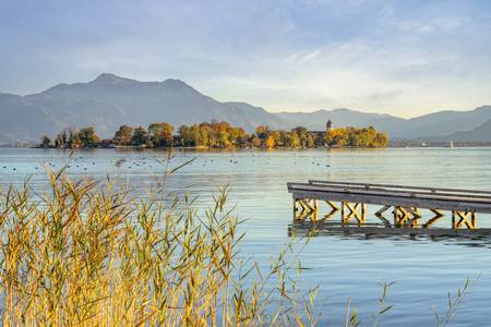Chiemsee Blick zur Fraueninsel am Abend