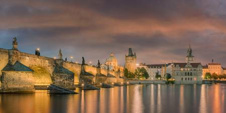 Karlsbrücke in Prag am Abend Panorama
