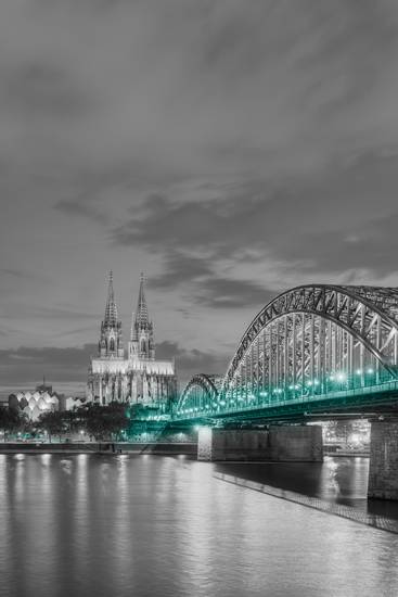 Kölner Dom und Hohenzollernbrücke am Abend schwarz-weiß
