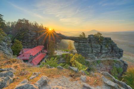 Prebischtor in der Böhmischen Schweiz in Tschechien bei Sonnenaufgang