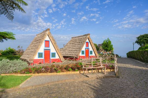 Traditionelle Häuser in Santana auf Madeira von Michael Valjak