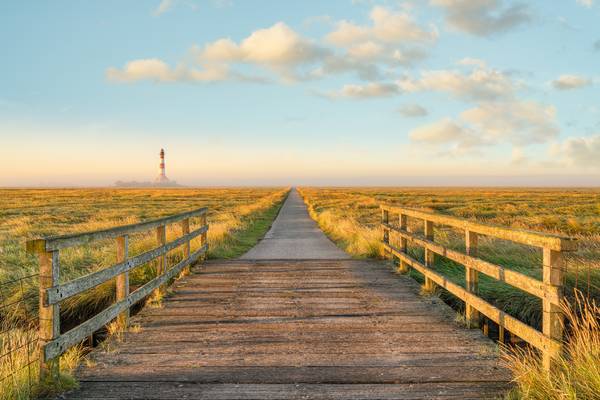 Weg zum Leuchtturm Westerheversand von Michael Valjak