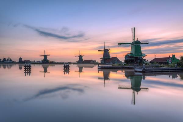 Windmühlen in Zaanse Schans in Holland am Morgen von Michael Valjak