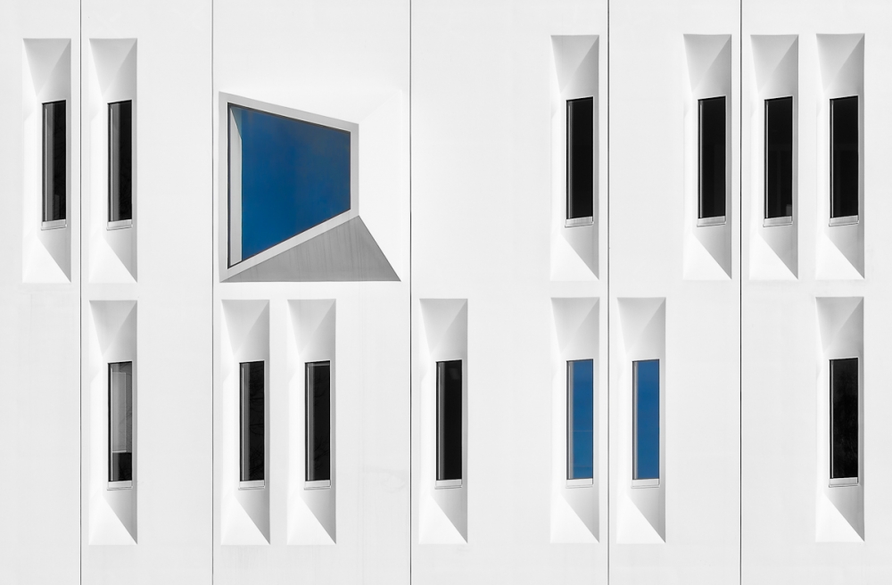 Composition in white, black and blue von Michiel Hageman