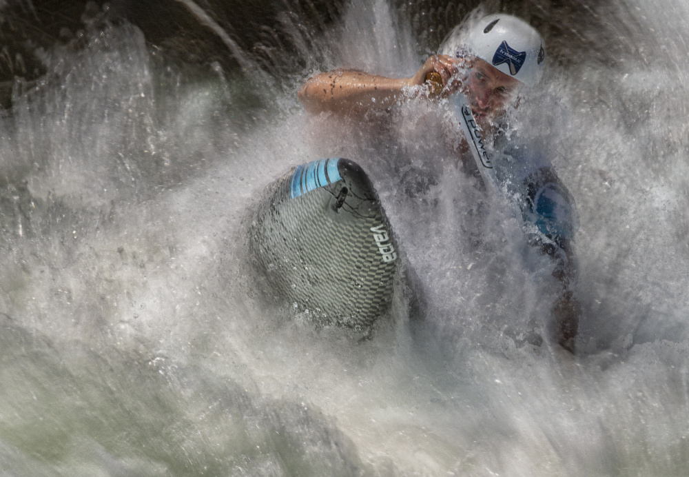 Fighting rapids von Milan Malovrh