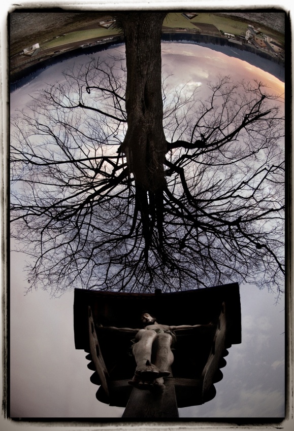 Between haeven and earth von Milan Malovrh