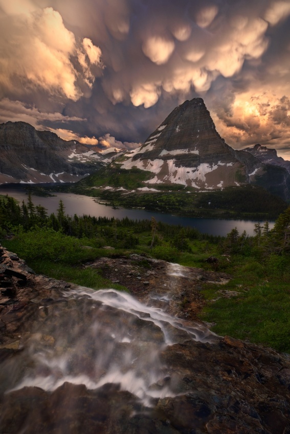 Descent to Explosion von Miles Morgan