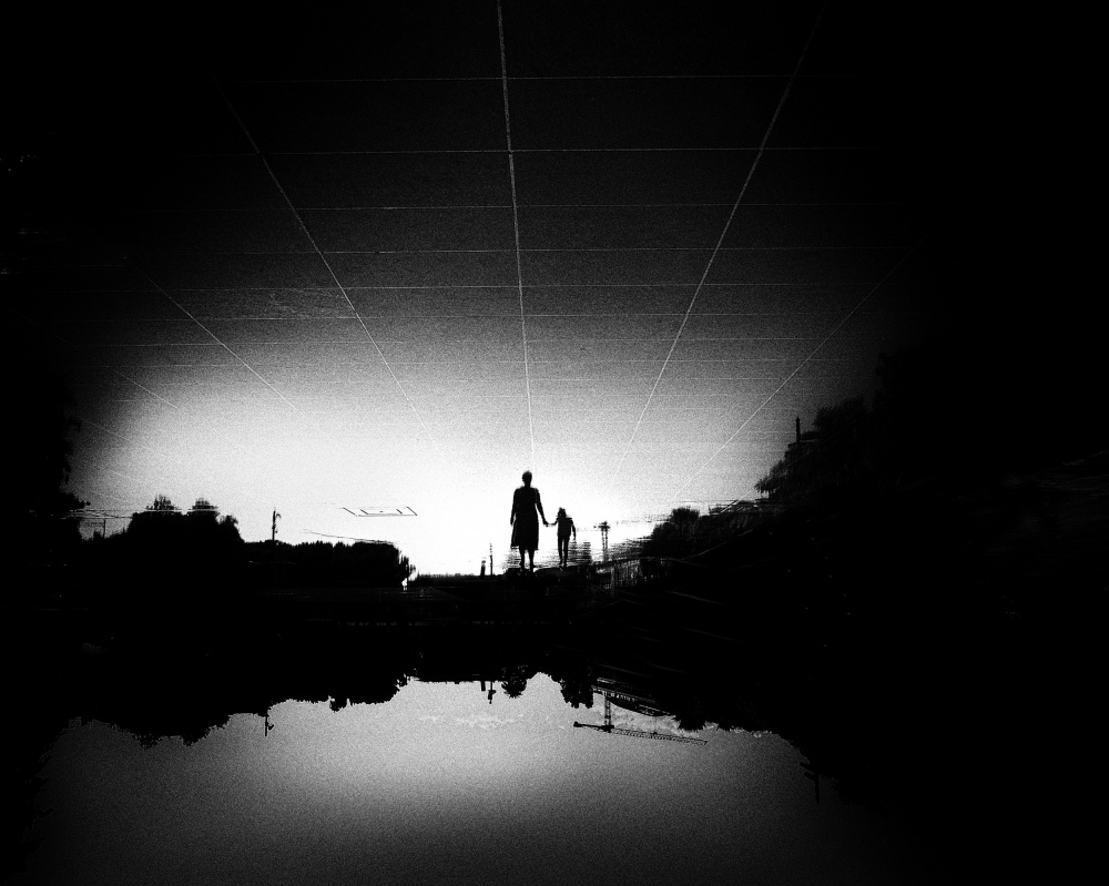 In Between von Mirela Momanu