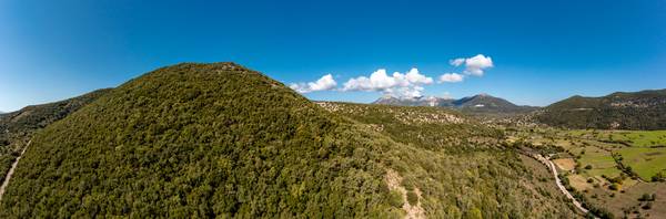 Berglandschaft aus der Vogelperspektive, Drohne auf Lefkada, Griechenland von Miro May