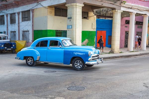 Blue Oldtimer in Havana, Cuba, Street in Havanna, Kuba. von Miro May