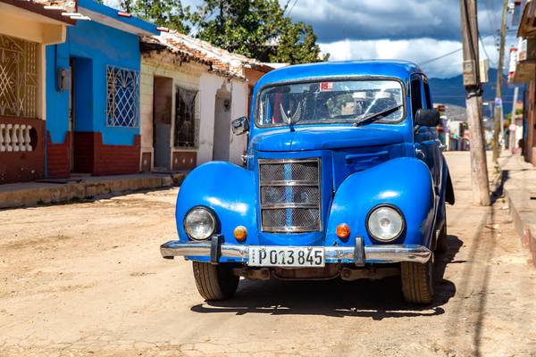 Blue Oldtimer in Trinidad, Cuba, Street in Kuba von Miro May