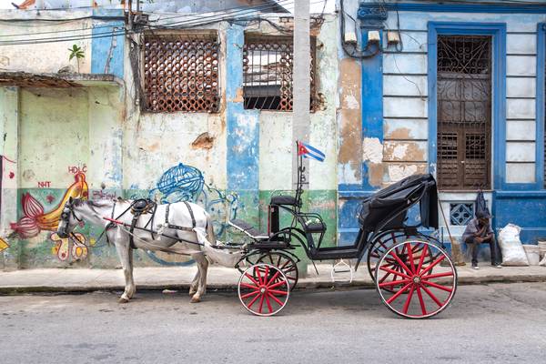 Coach in Havana, Cuba. Street in Havanna, Kuba. von Miro May