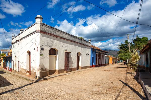Crossroads in Trinidad, Cuba, House in Kuba von Miro May