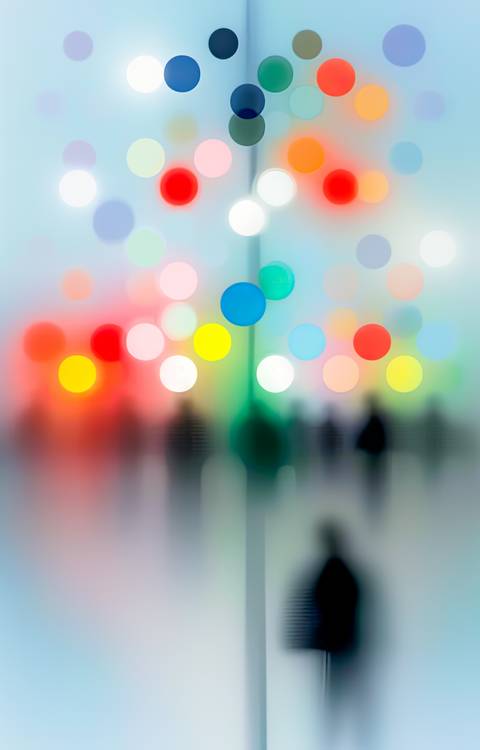 Ein abstraktes Bild mit schwarzen Silhouetten und bunten Kreisen von Miro May