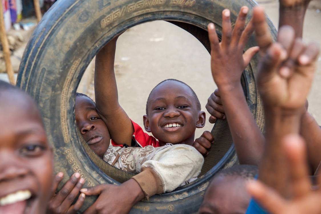 Happy Kids in Nairobi, Keina, Portrait Kinder in Kenya von Miro May
