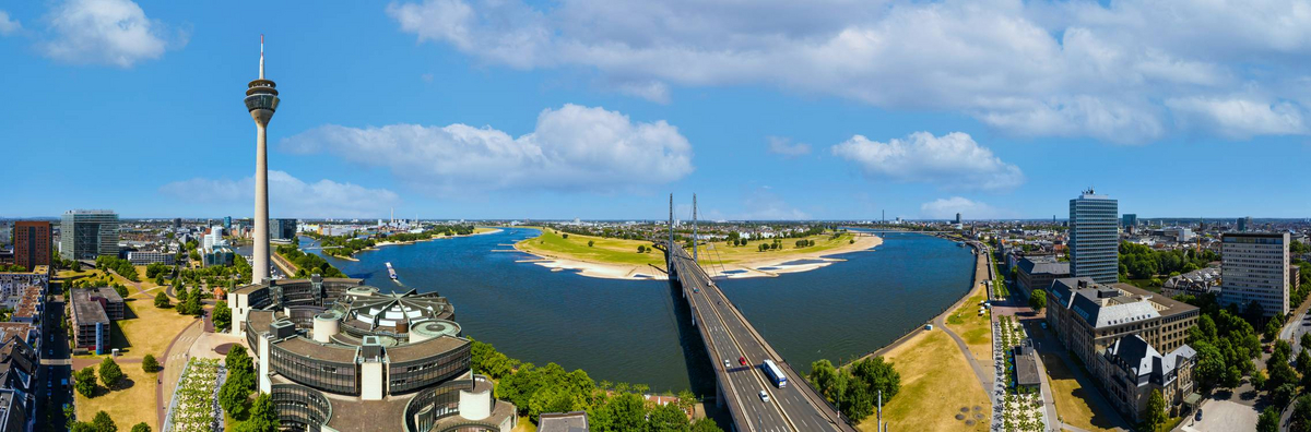 Rheinkniebrücke in Düsseldorf Panorama von Miro May