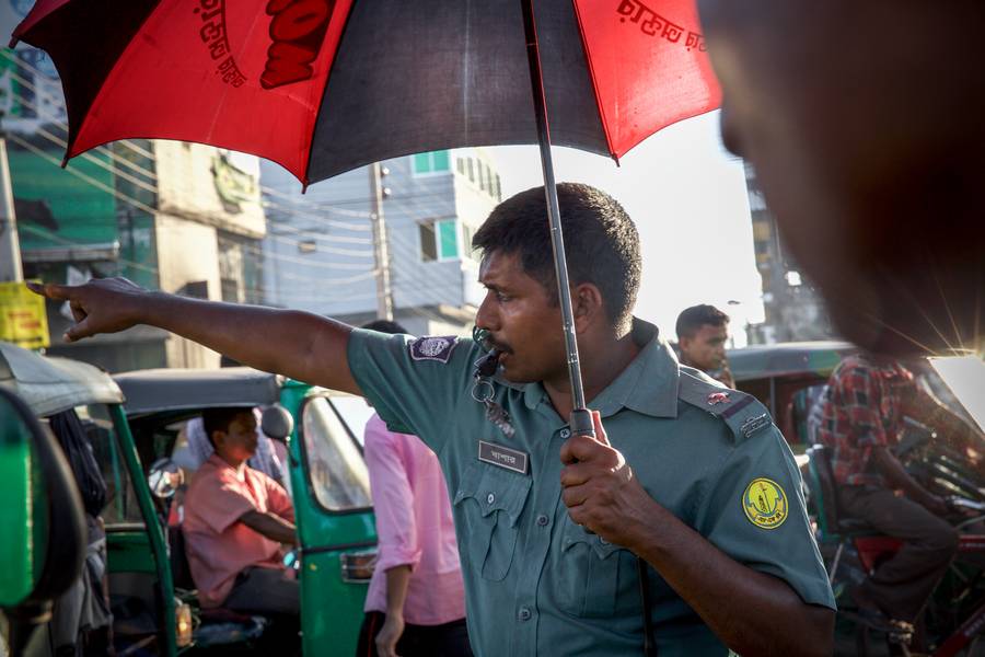 Strassenpolizist in Bangladesch, Asien von Miro May