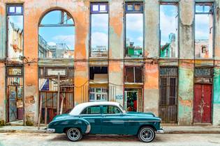 Hausfassade und Oldtimer in Havanna, Kuba