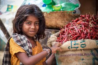 Mädchen und Chilis in Bangladesch, Asien 