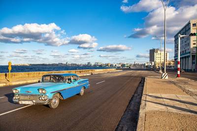 Oldtimer auf dem Malecon in Havana, Cuba
