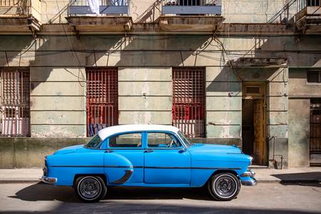 Oldtimer in light and shadow, Havana, Cuba. Havanna, Kuba