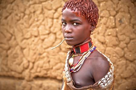 Portrait junge verheiratete Frau aus dem Hamer Stamm in Omo Valley, Äthiopien, Afrika