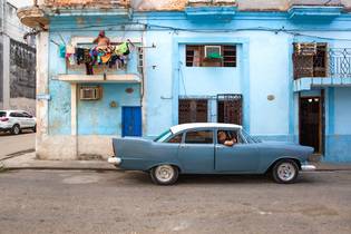 Small talk and laundry, Havanna, Kuba