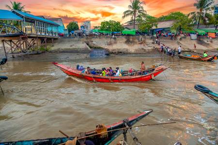 Sonnenuntergang am Fluss, Boote mit Menschen in Yangon, Myanmar, Burma
