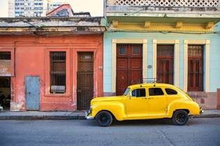 Yellow Oldtimer in Havana, Kuba