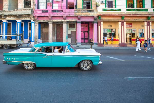 Turquoise Cadillac in Havana, Cuba. Oldtimer in Havanna, Kuba. von Miro May