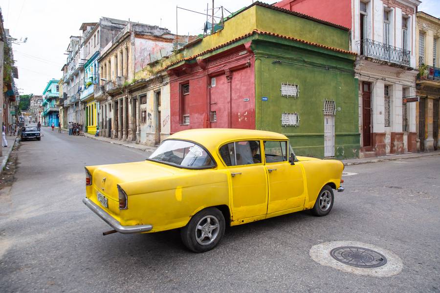 Yellow Car in Havanna, Kuba von Miro May