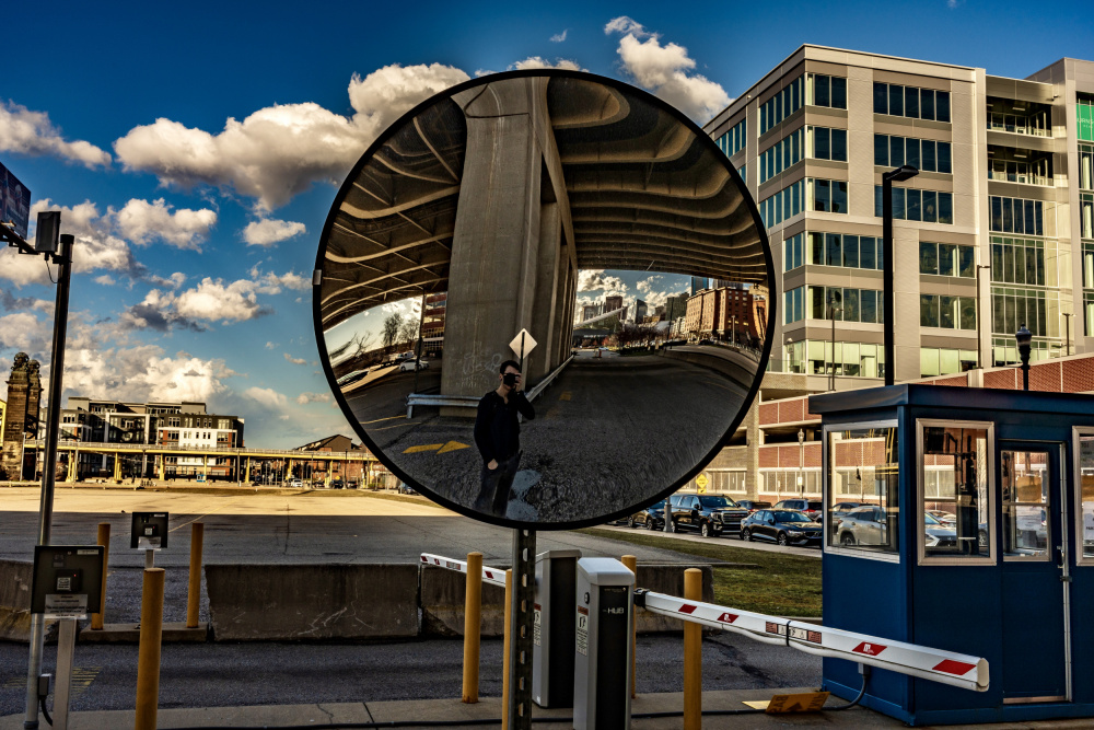 Parking lot selfie von Mitchell Hanson