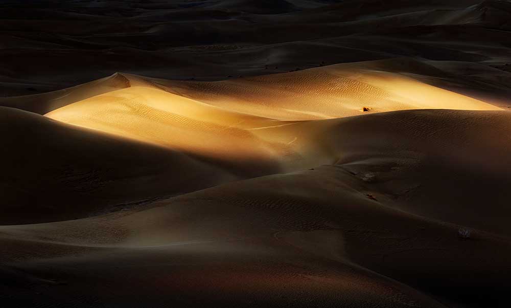 Die Sonne scheint durch die Wolken von Mohammad Shefaa