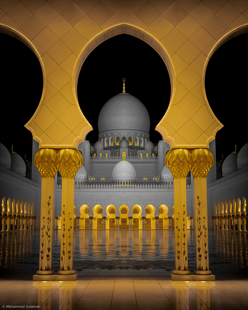 Sheikh Zayed Grand Mosque gold and black von Mohammad Sulaiman