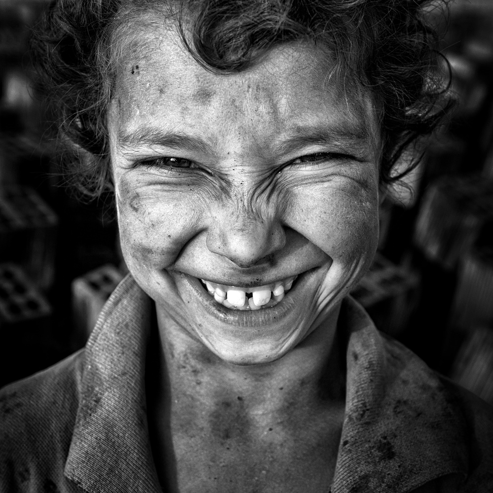 V von Mohammadreza Momeni