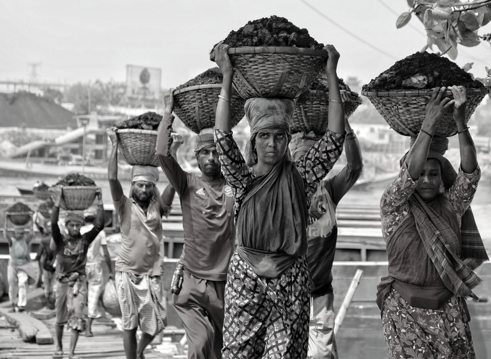 Unloading coal von Mostafijur Rahman Nasim