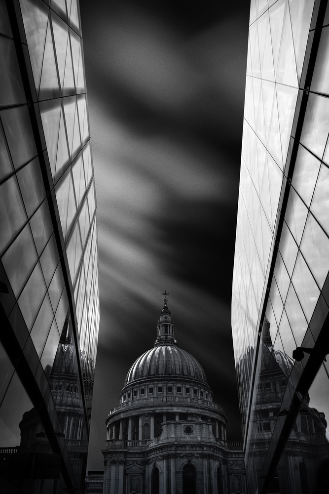 The St Pauls Cathedral in Reflection von Nader El Assy