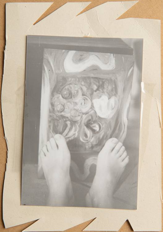 les pieds dans le tableau von Luisa Neige