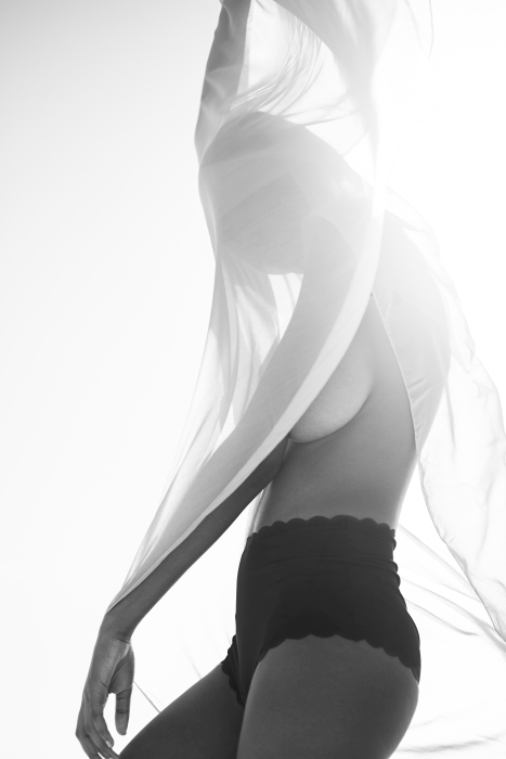 Frau am Strand von Noordhoek, bei Kapstadt von Laura Nenz