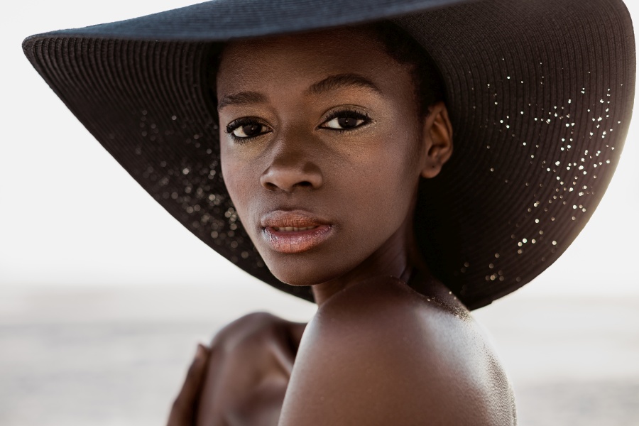 Frau am Strand von Noordhoek, bei Kapstadt von Laura Nenz