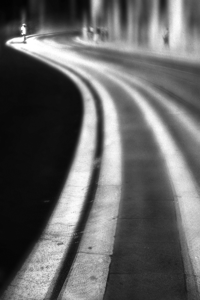 Curved sidewalk von Nicodemo Quaglia