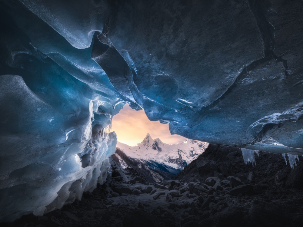 Ice cave and snow mountain von NingYun Ye