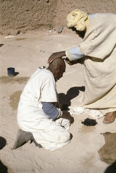 A barber shaving a head, Taghit (photo)  von 