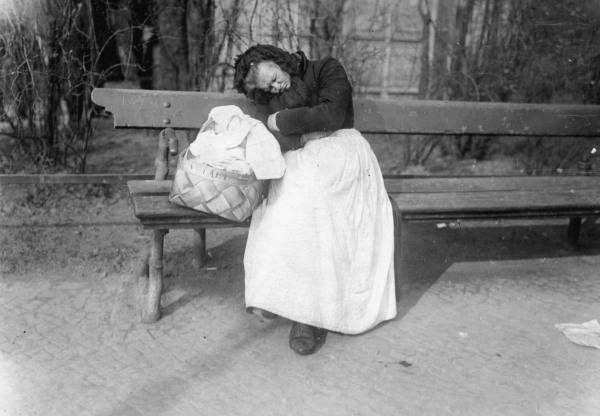 Aeltere Frau auf Berl.Parkbank schlafend von 